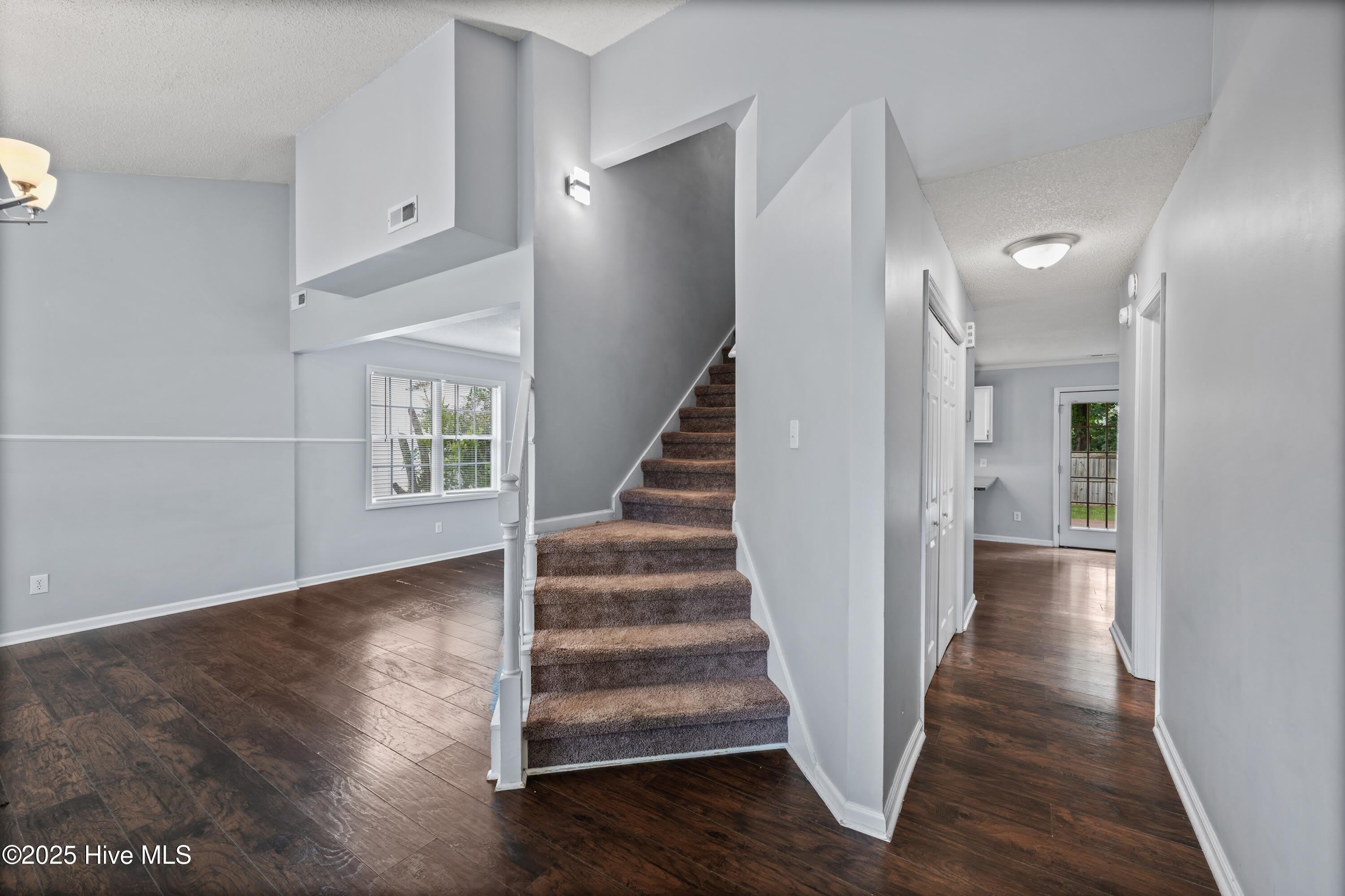 107 Chestnut Court – photo 4