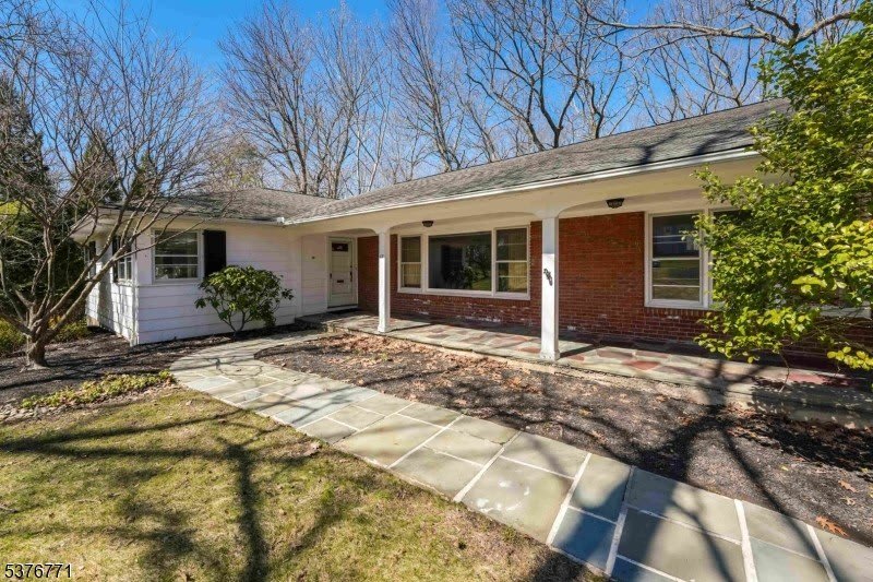 17 Oxford Dr – photo 1