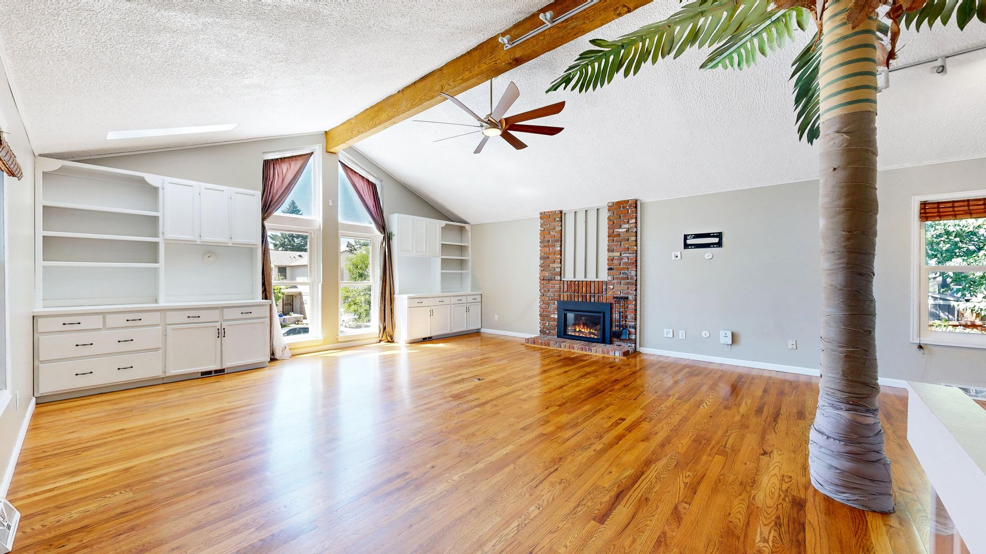 Stunning 3 bed/2 bath home available now – photo 2