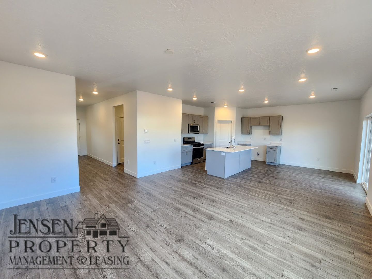 Newer 4 Bedroom Home – photo 5