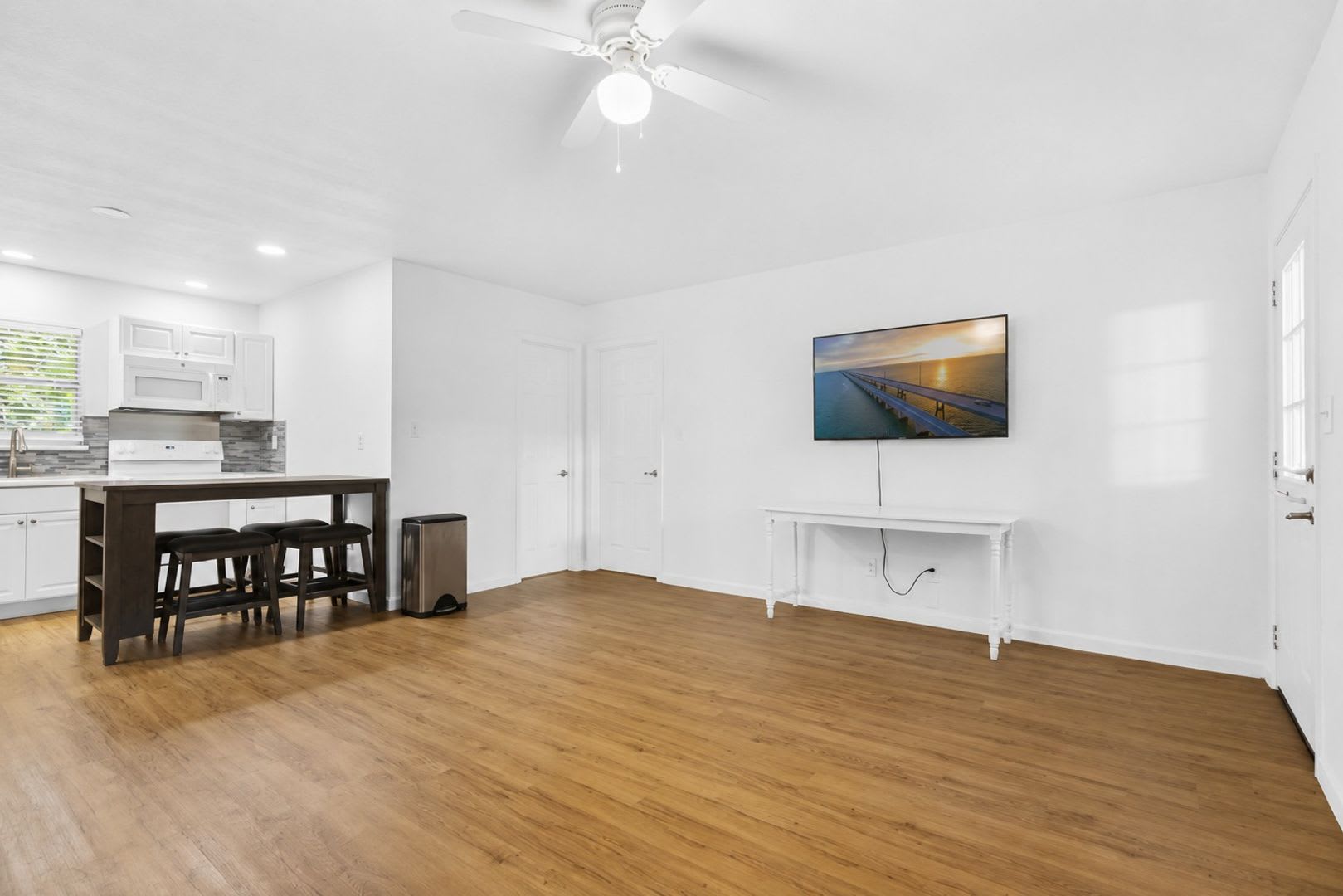 Charming 1-Bedroom 1 Bathroom Near Canyon Lake Dam-Move-In Ready – photo 5