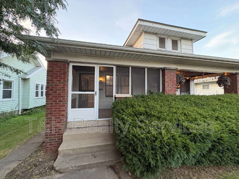 4814 East 10Th Street – photo 1