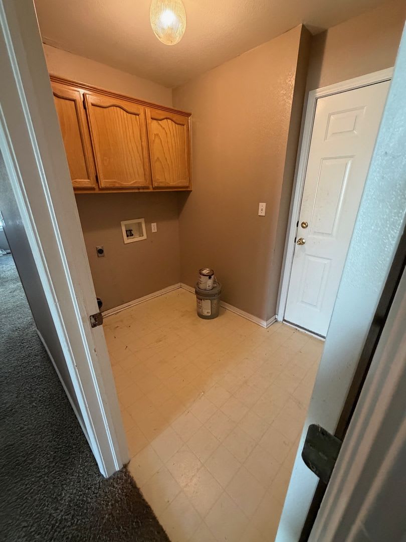 This charming single story 3 bedroom, 2 bath home with the convenience and an unbeatable location. – photo 4