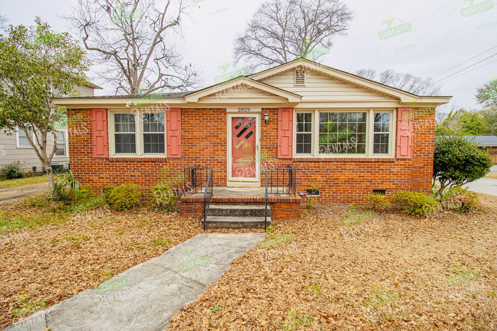 Charming Shandon Corner Lot Home – Hardwood Floors, Fenced Yard! – photo 3