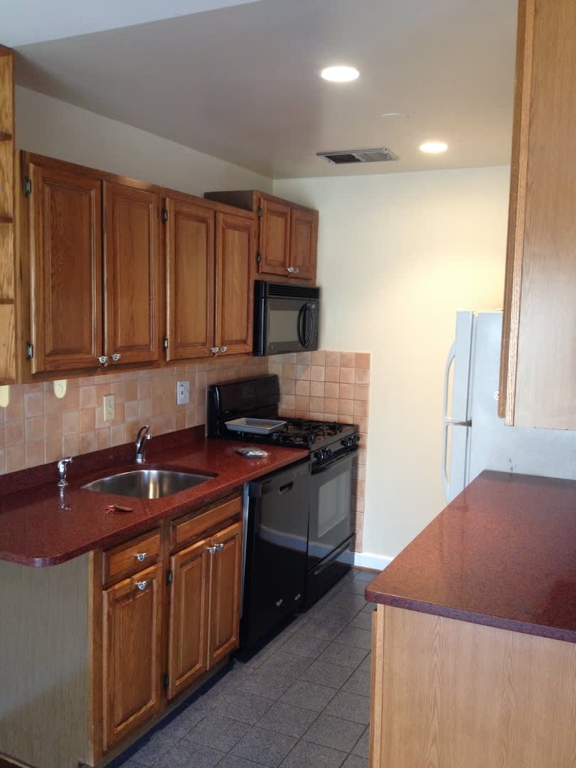 A spacious two bedroom, one bath apartment In the Exckusive Glover Hill Condo! – photo 4