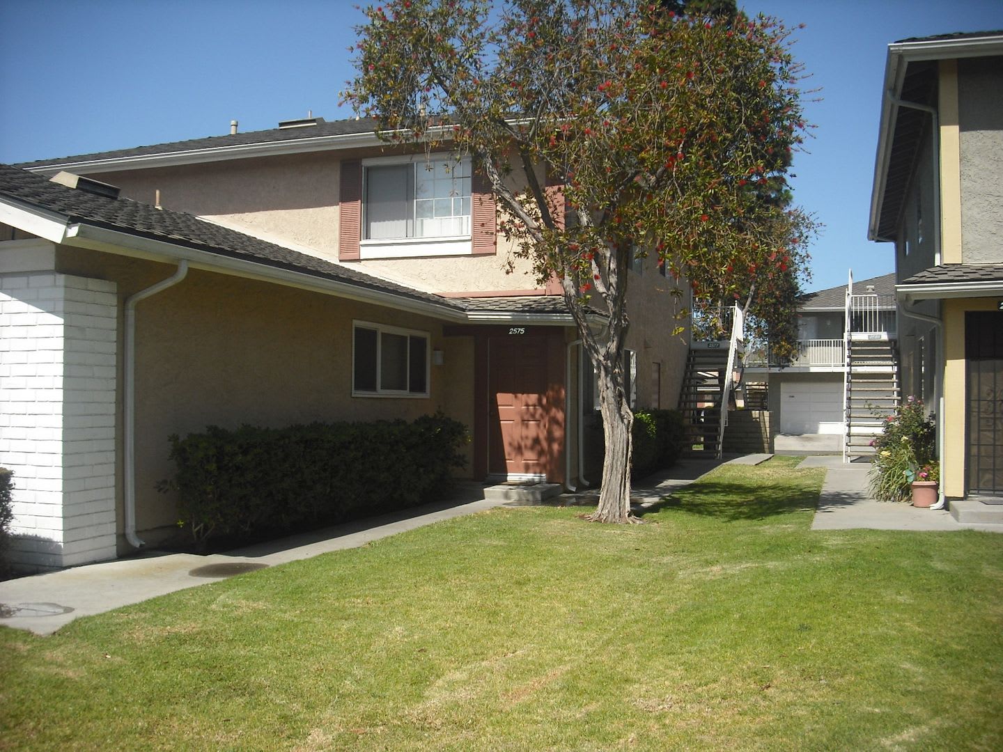 Lovely 2 bedroom Penthouse Condo with garage & pool – photo 1