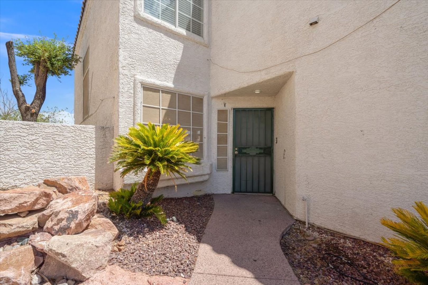 Bright &amp; Spacious 4Bd Home with Vaulted Ceilings &amp; Outdoor Kitchen – photo 3