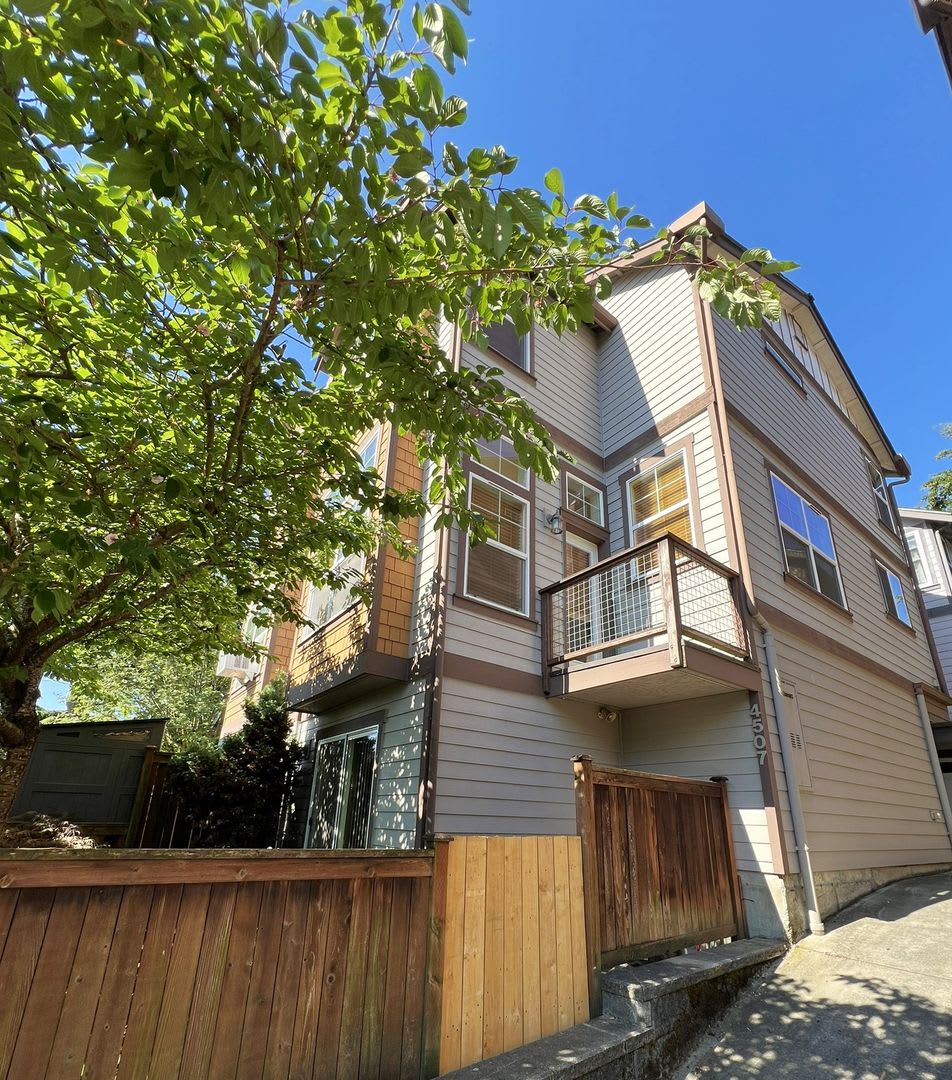 3 BED SEATTLE TOWNHOME FOR RENT W HIGH END FINISHES & EASY COMMUTE – photo 3
