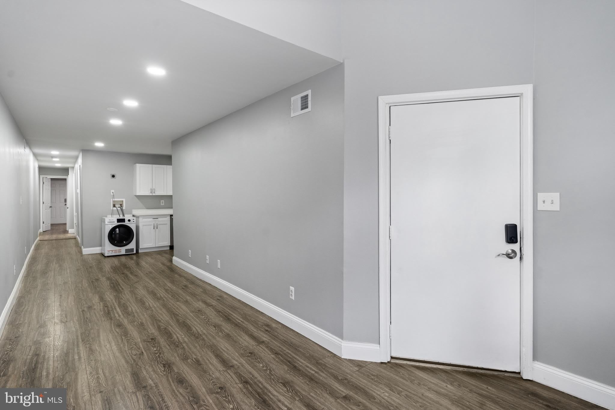 823 NEWINGTON Avenue – photo 3