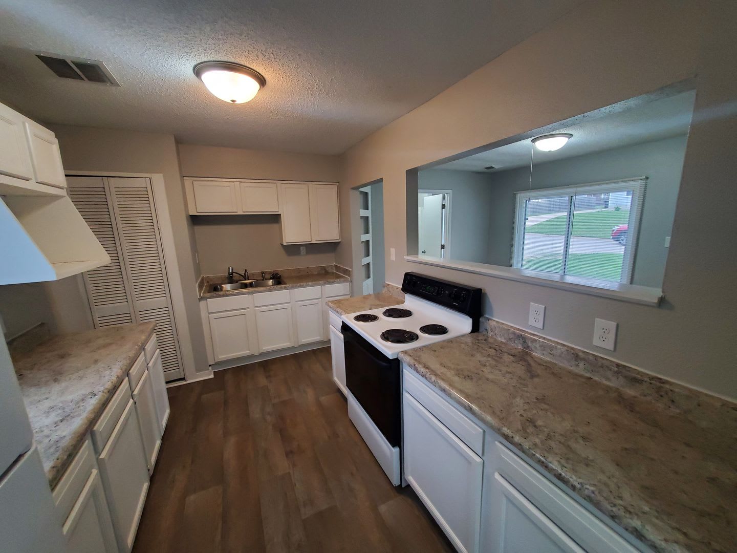 1 bedroom rental home with 2 car garage! – photo 4