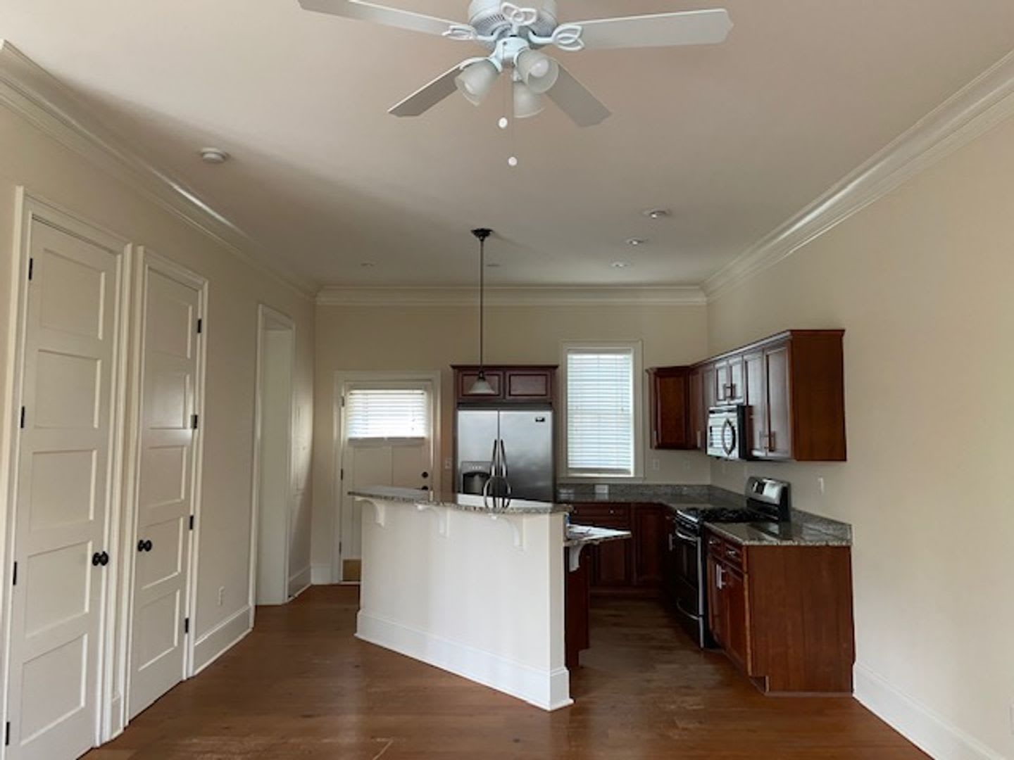 Luxury Townhome in the Heart of Downtown with Private Parking – photo 4