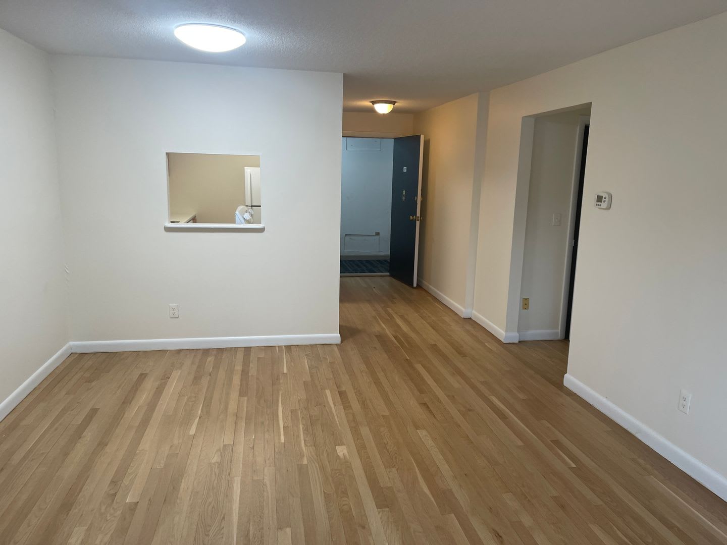 FREE MONTH Modern 2 Bed No Lead HW Inc AC New floors, Dishwasher, elevator,laundry NICE UNIT! – photo 4