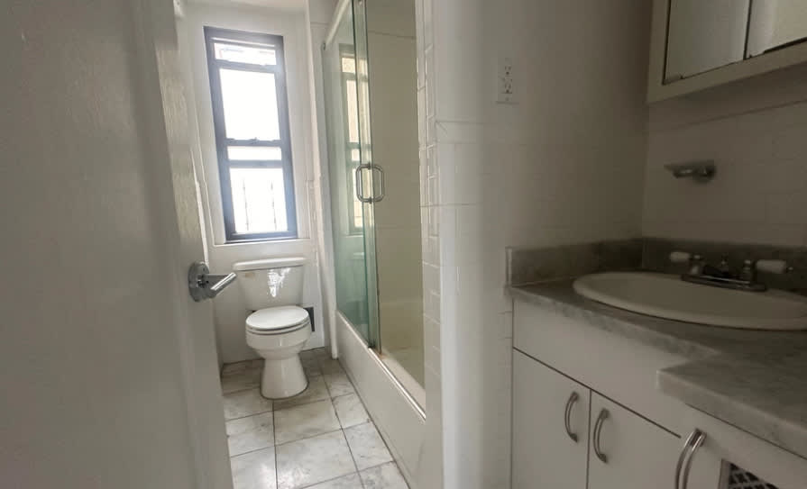 133 E 38th St – photo 5