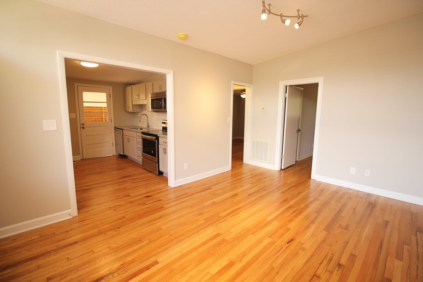 Beautiful 2 Bedroom, 1 Bath home is West Raleigh! Pet Friendly – photo 5