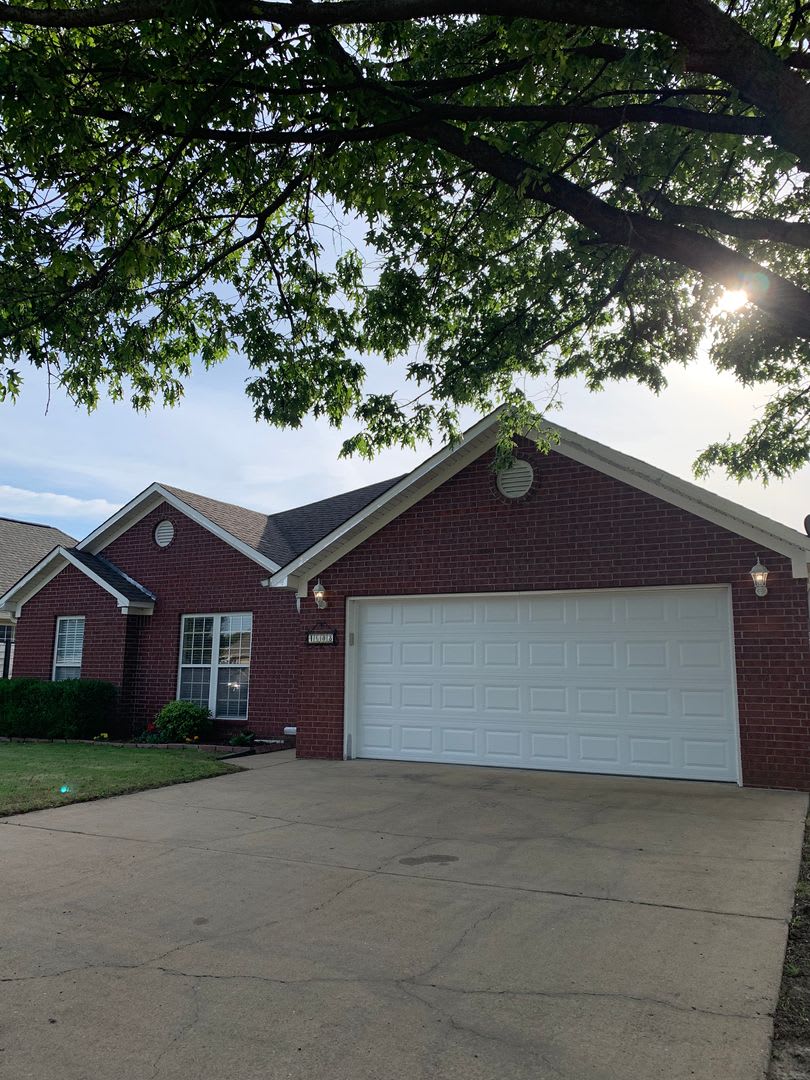 3 Bed 2 Bath/2 Car Garage and Fenced in Yard! – photo 1