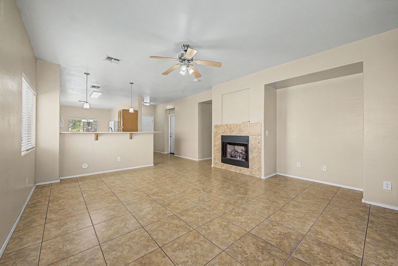 Beautiful Single-Level 3 Bedroom, 2 Bathroom Home in Maricopa – photo 2