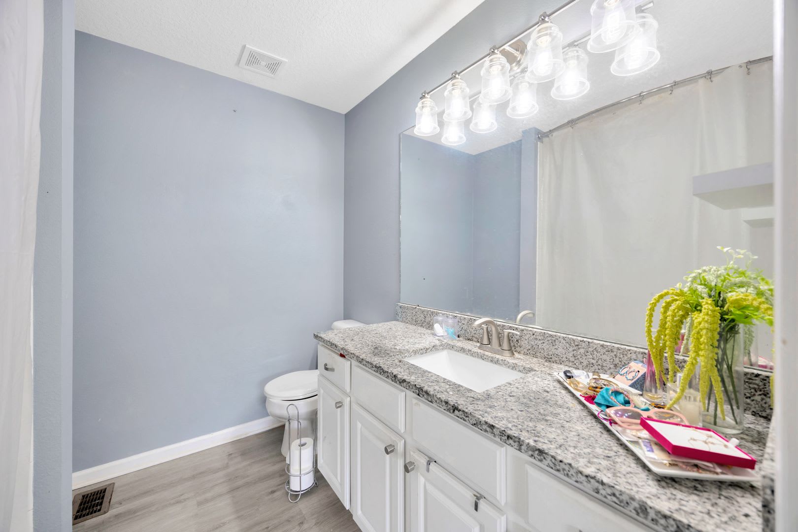 Charming Riverview Townhome with Screened Patio – photo 3