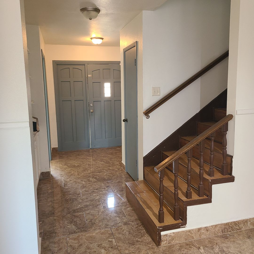 Spacious 3 BR+study/2.5 bath end-unit townhome w/balcony & patio! – photo 3