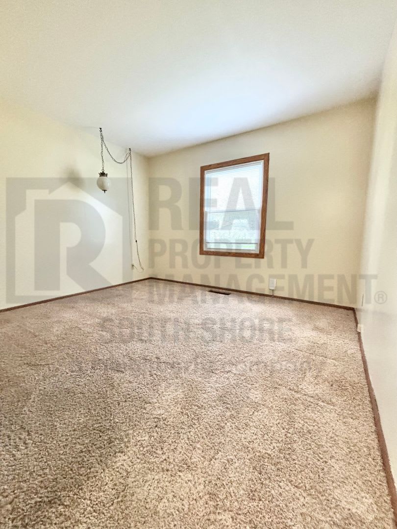Sprawling 3Bed/2Bath Ranch in the Heart of Valpo – photo 4