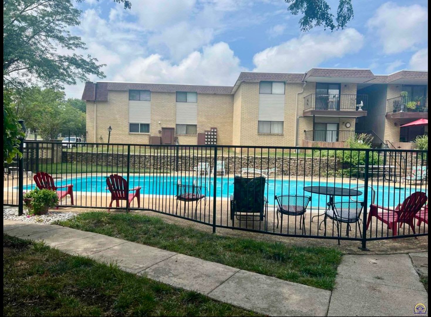 Huntington Condominiums upstairs, beautiful 2 br, 2 bth, wood burning fireplace – photo 1