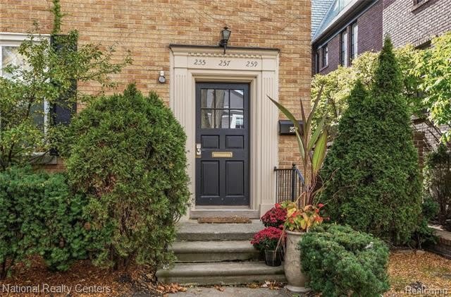 255 W Brown Street – photo 2