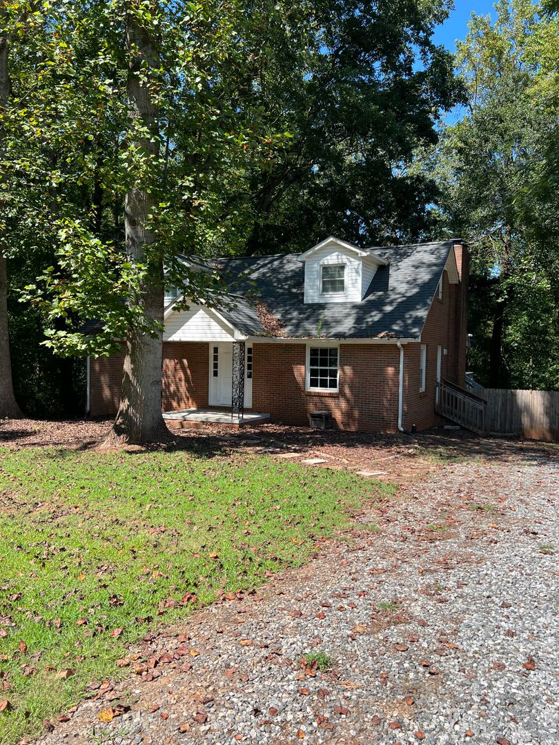 3 Bedrooms, 2 Bath Home for Rent – photo 1
