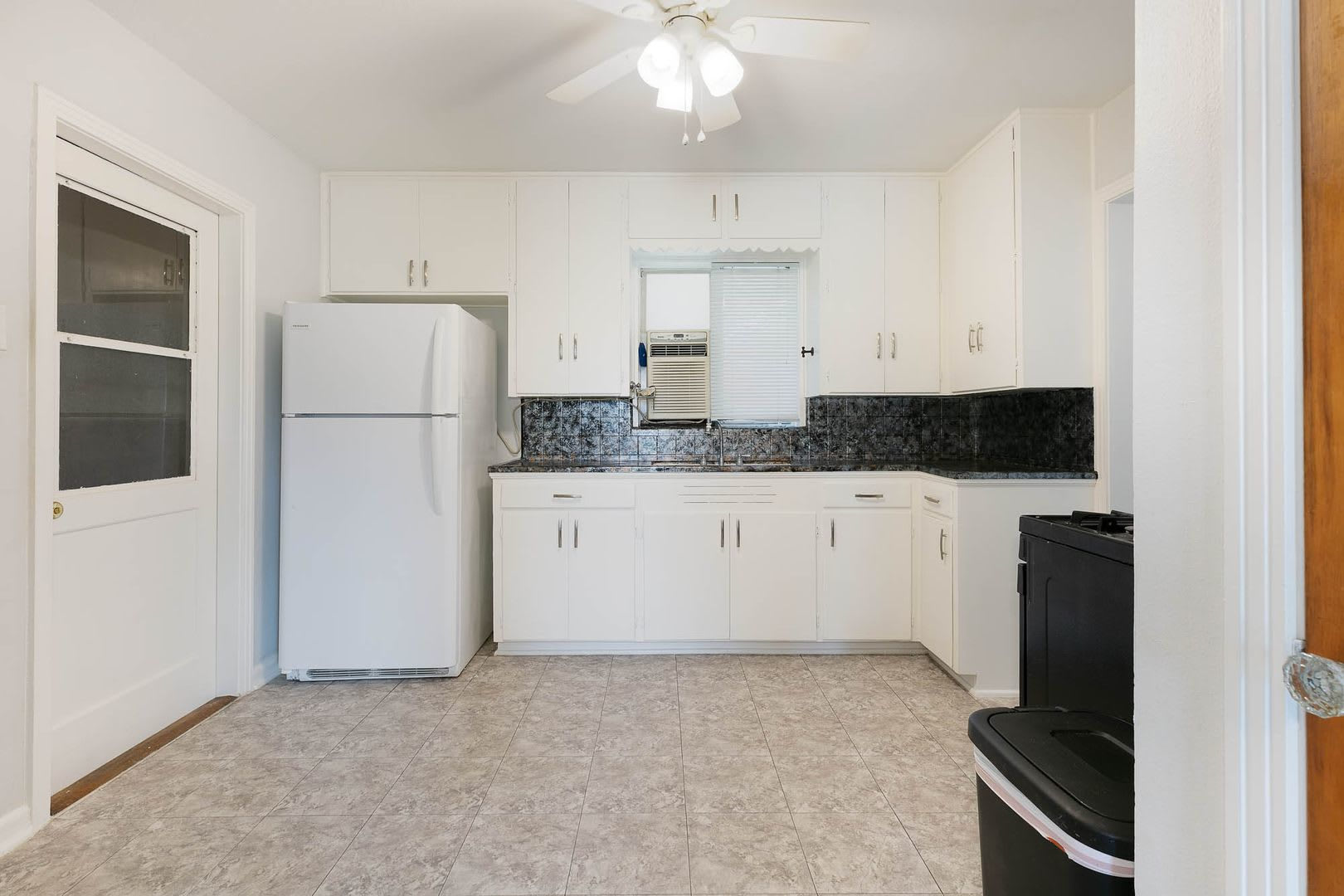 Dellview Neighborhood~Charming Mid-Century Home with Large Backyard – photo 4