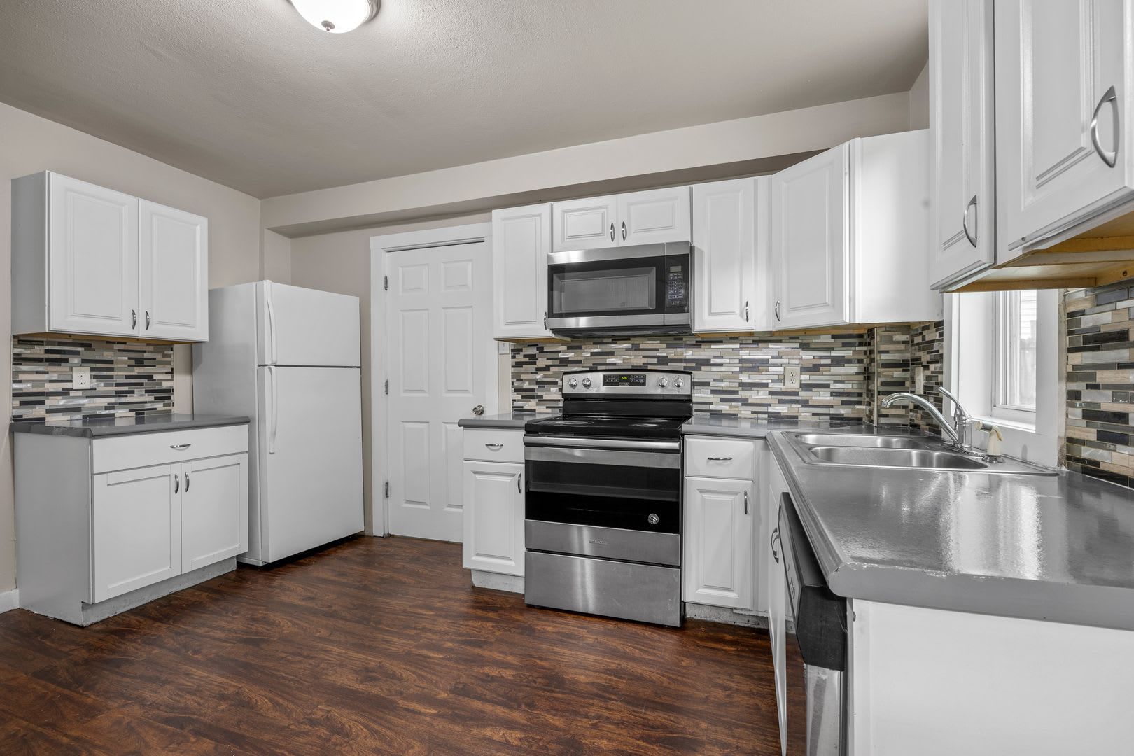 5 Bedrooms, 2 Bathrooms – photo 3