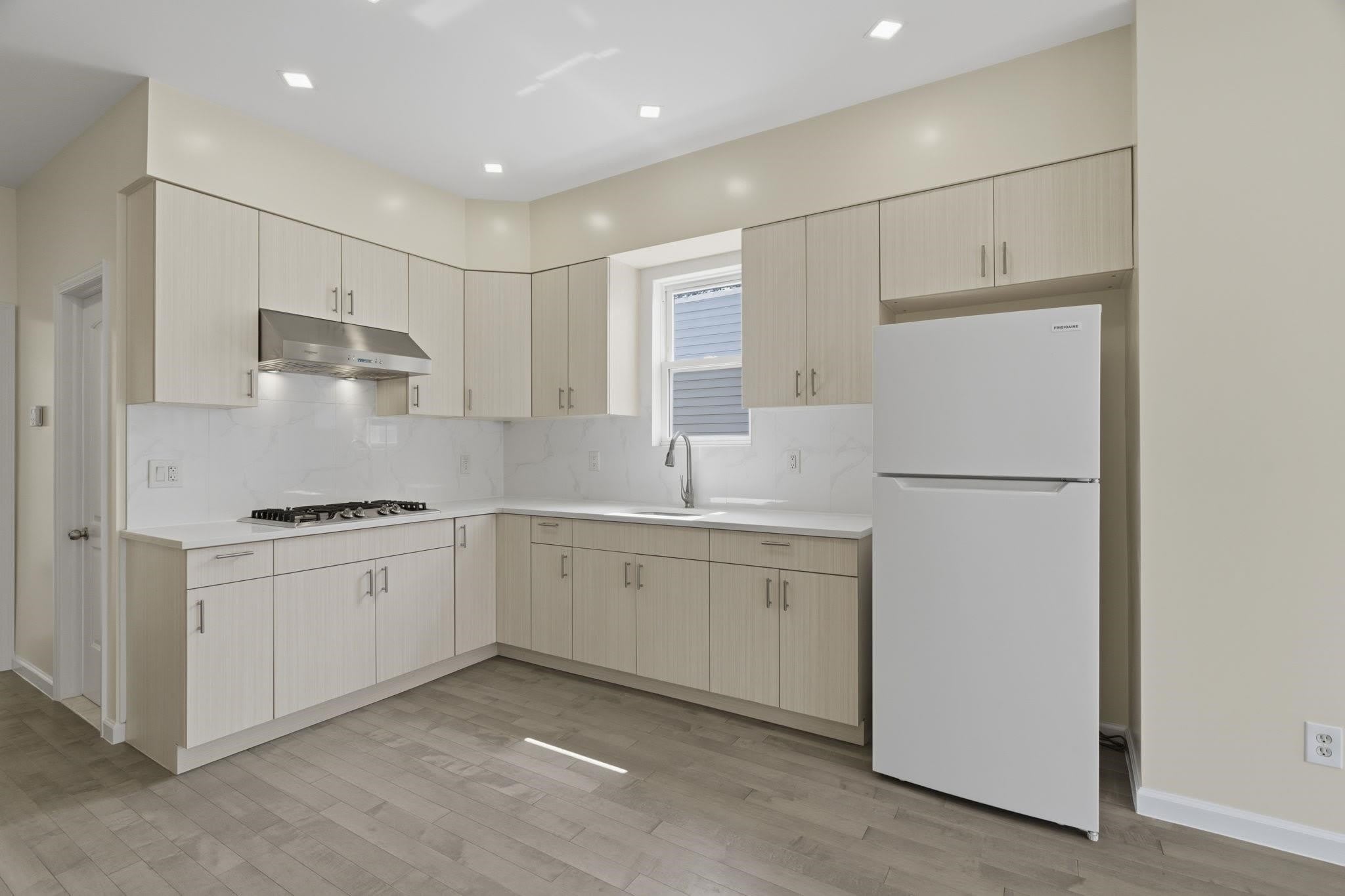 290 Grant Ave – photo 5