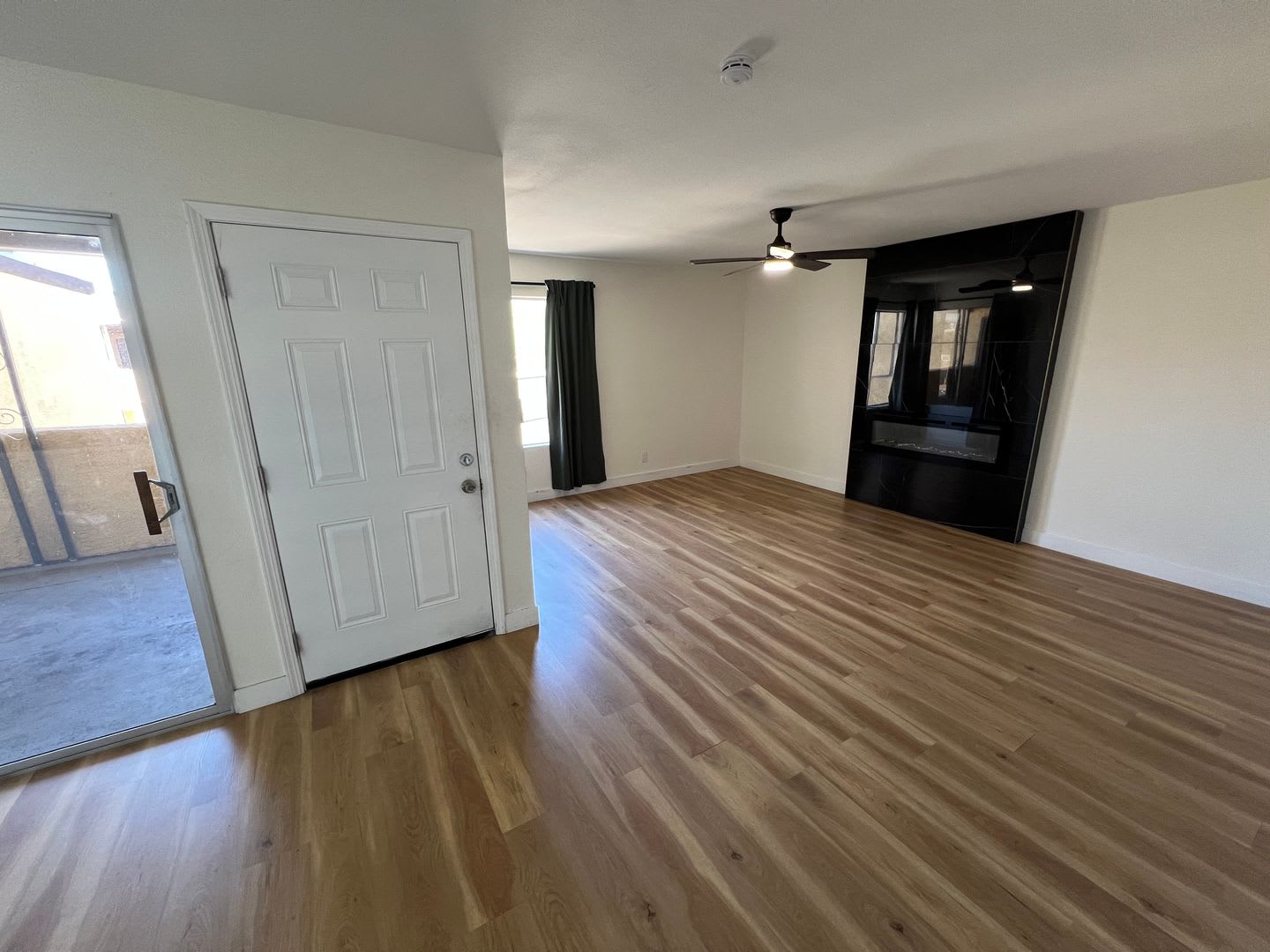 Beautifully Renovated 2 Bedroom Condo Near UNLV with Community Pool – photo 3