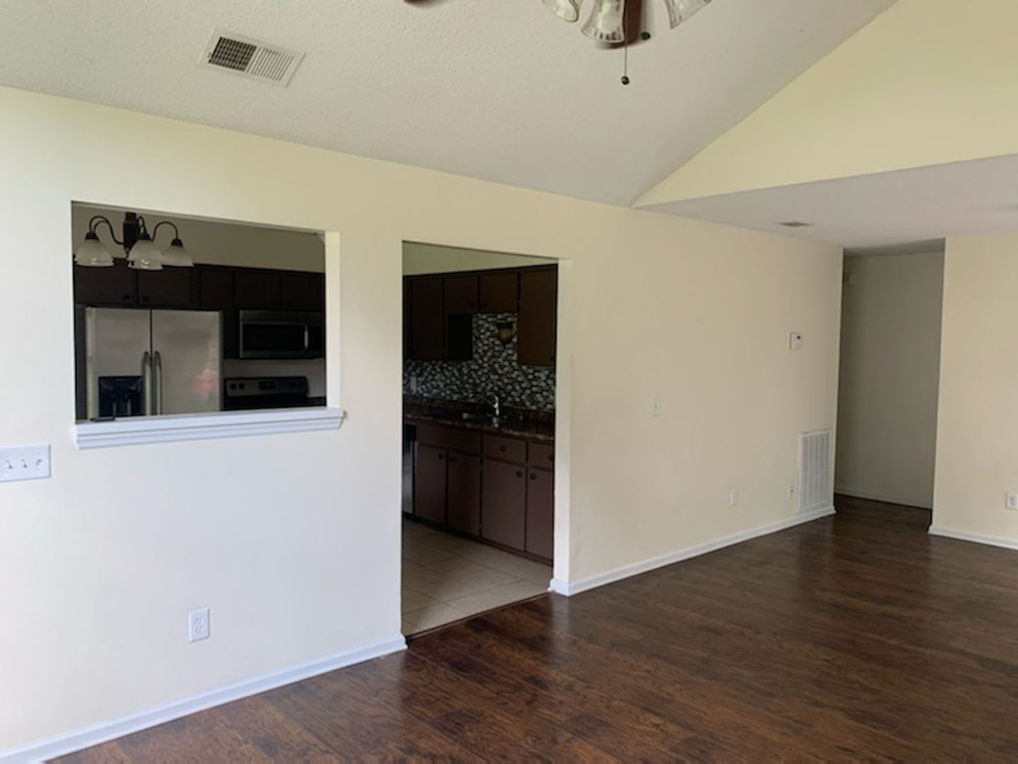 3 Bedroom 2 Bath Pet Friendly Home – photo 5