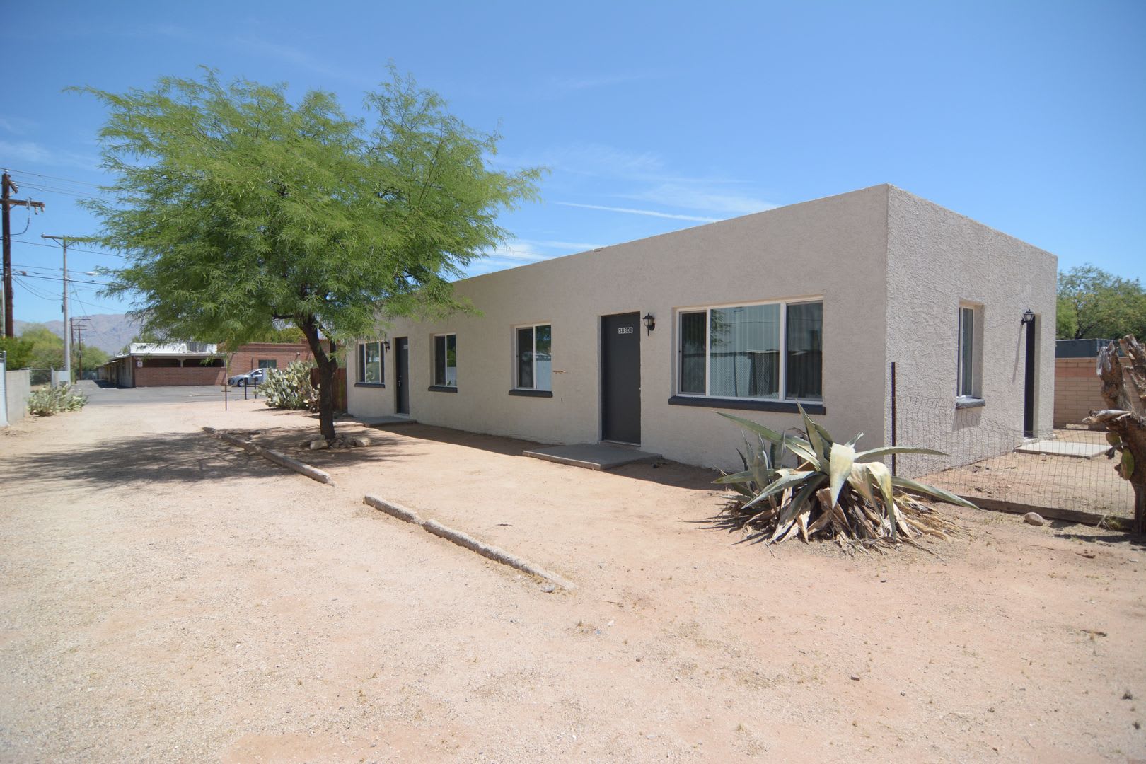 Remodeled 1 Bedroom 1 Bath Duplex! Central Tucson Location! – photo 2