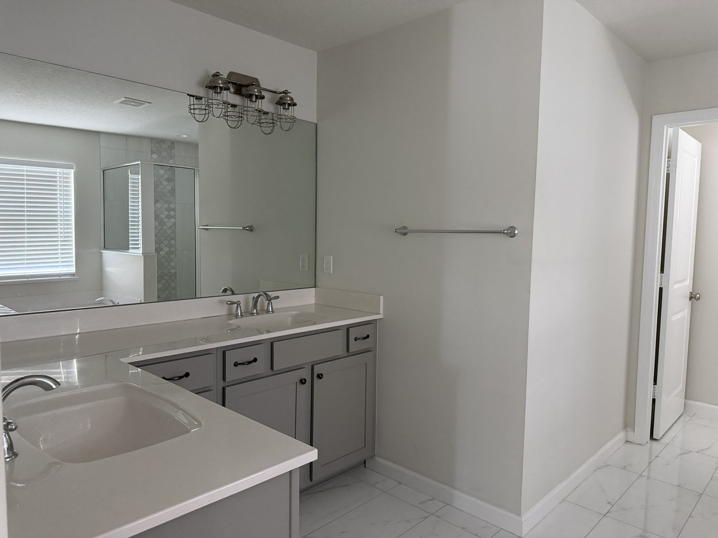 Gorgeous 3-4 bedroom Home off Becker – photo 4