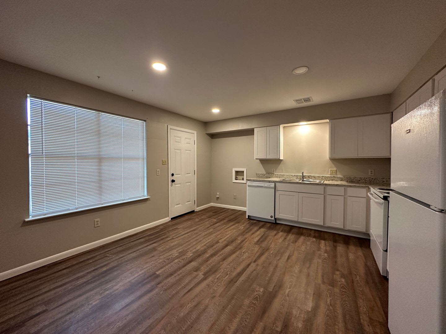 Duplex LEASING SPECIAL! – photo 3