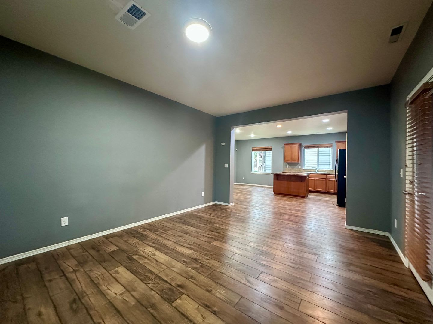 Modern updated 5 BD / 3 BA with Double Car Garage in Oregon City! – photo 4
