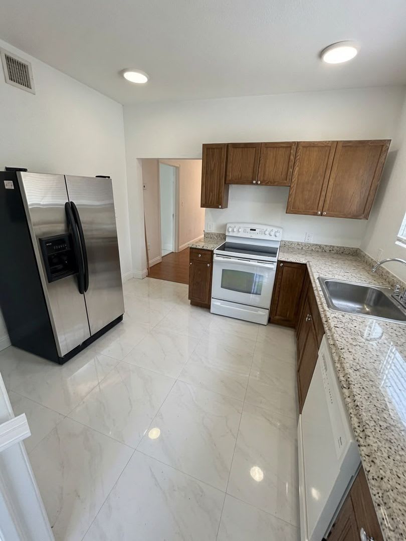 Newly Renovated 3 Bedroom Home – photo 2