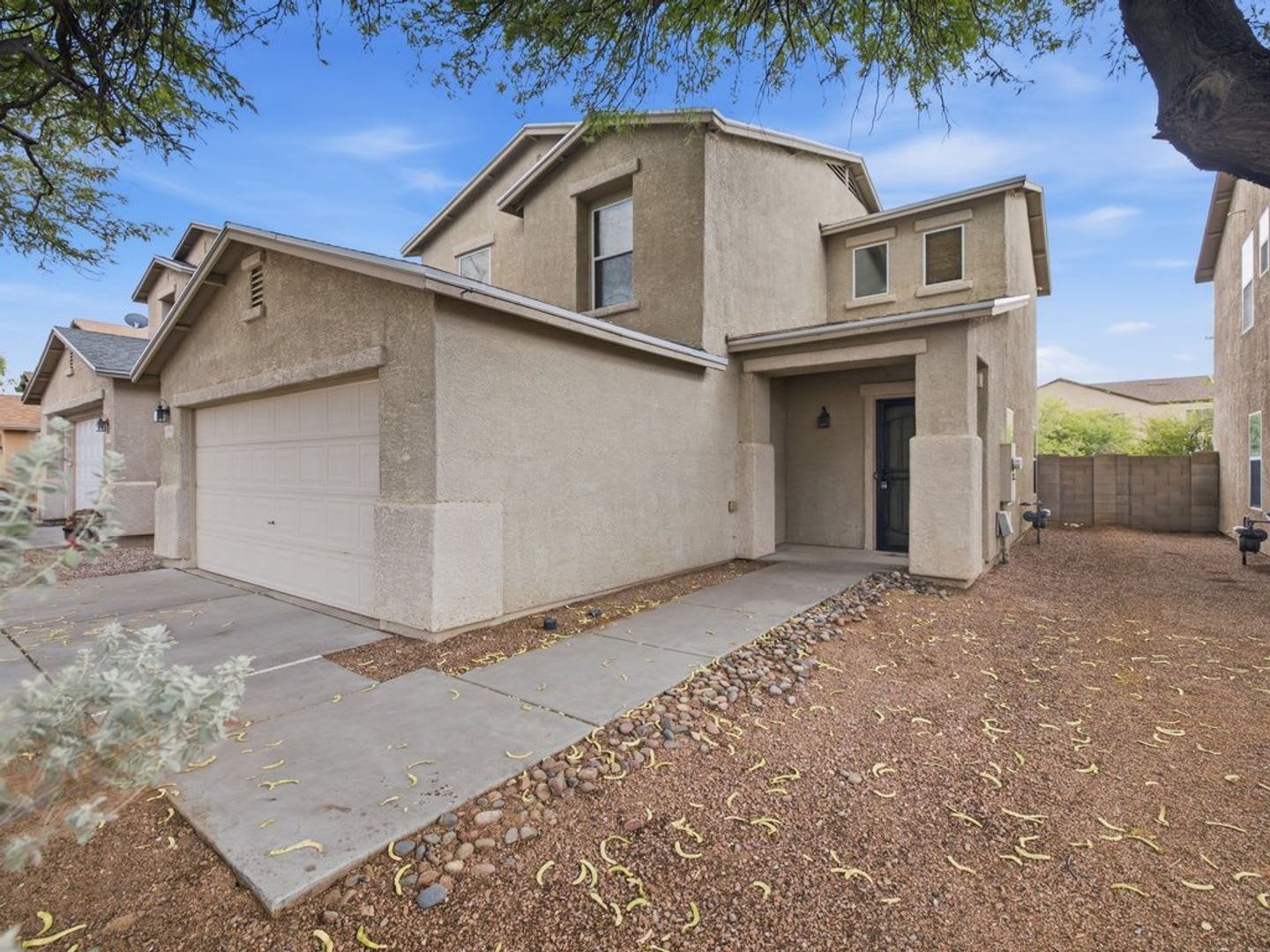 Spacious Two Story Home With Modern Features Large Backyard – photo 2