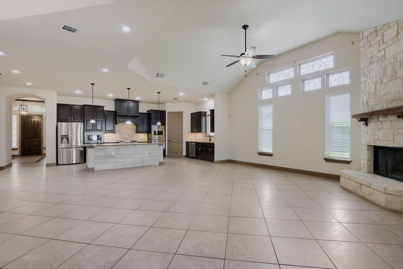 Luxury 4-Bedroom Home with Chef's Kitchen & Outdoor Living – photo 5