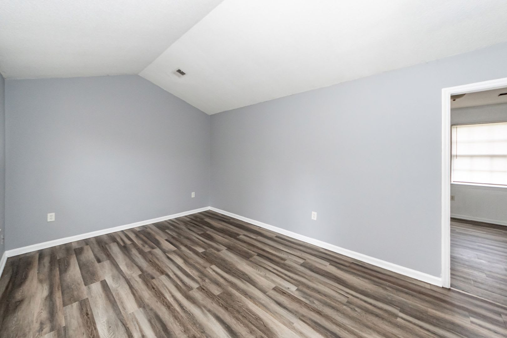 3 Bedroom, 1 Bathroom Home in Woodside Manor – photo 4