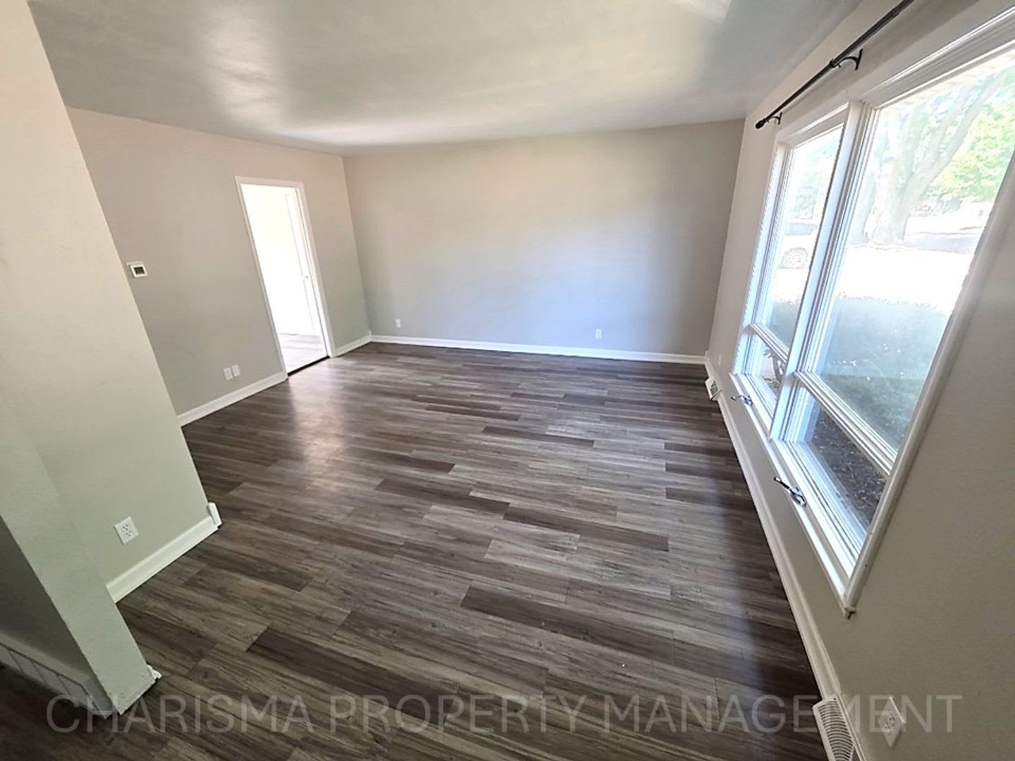 Updated 3 Bedroom Home Pet Friendly Prime Location – photo 2