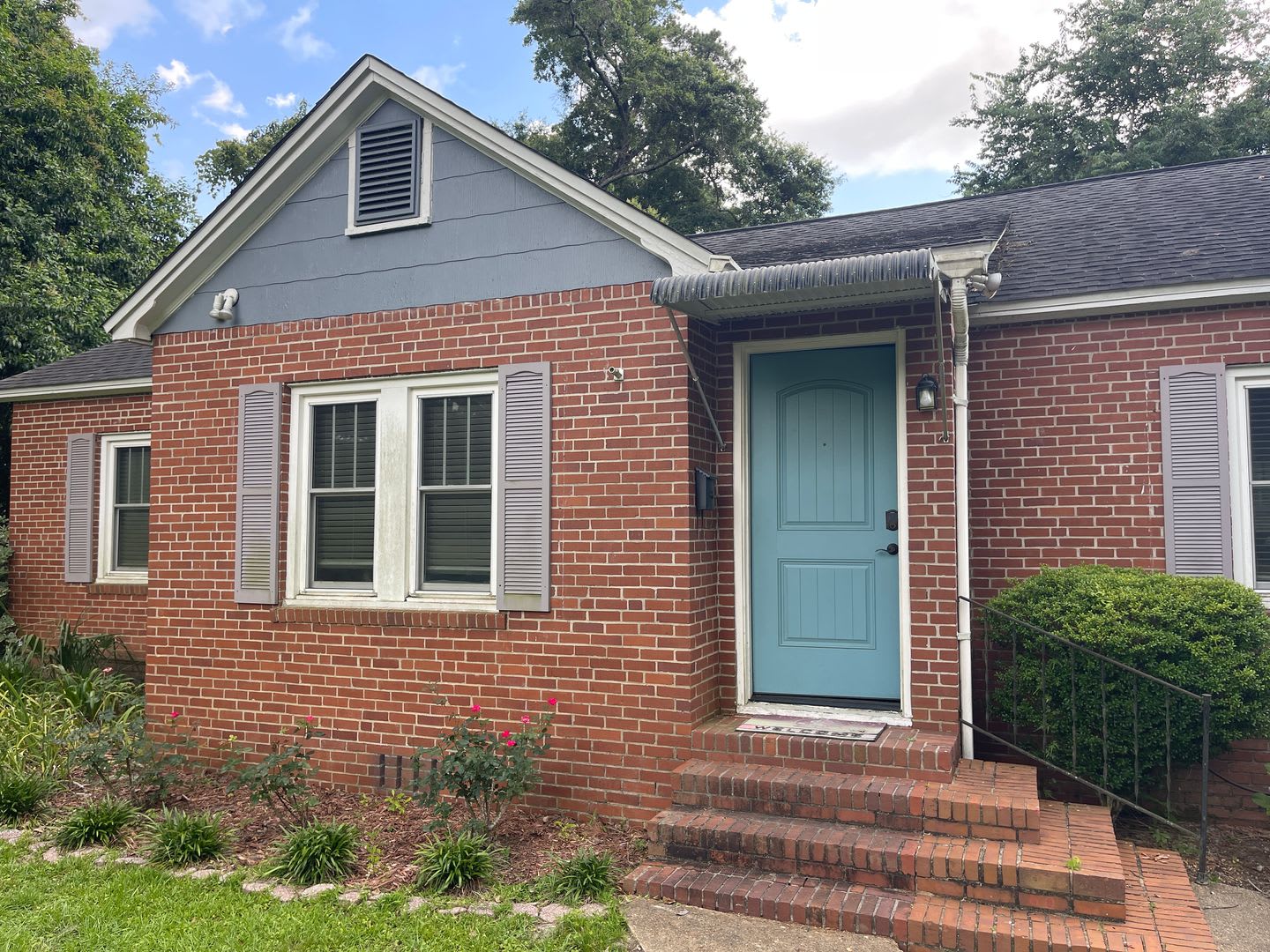 Beautiful 3 bedroom home with large backyard – photo 2
