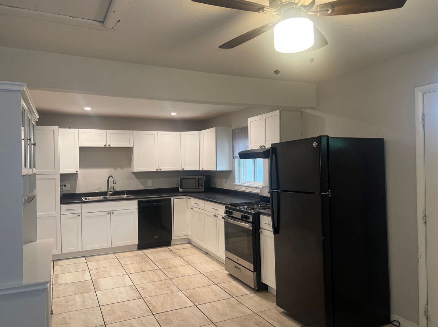 3 bedroom in Golden with Garage!!! **Move-In Special** – photo 1