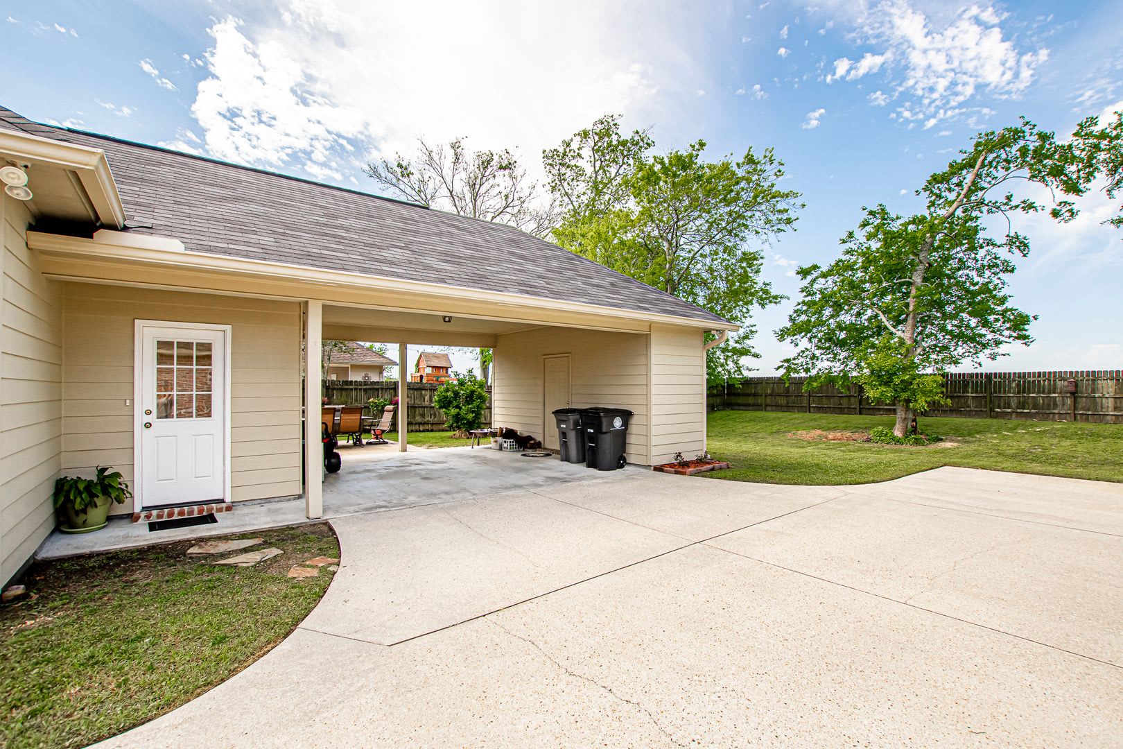 Inviting 3 Bedroom Home Minutes from Bluebonnet – photo 5