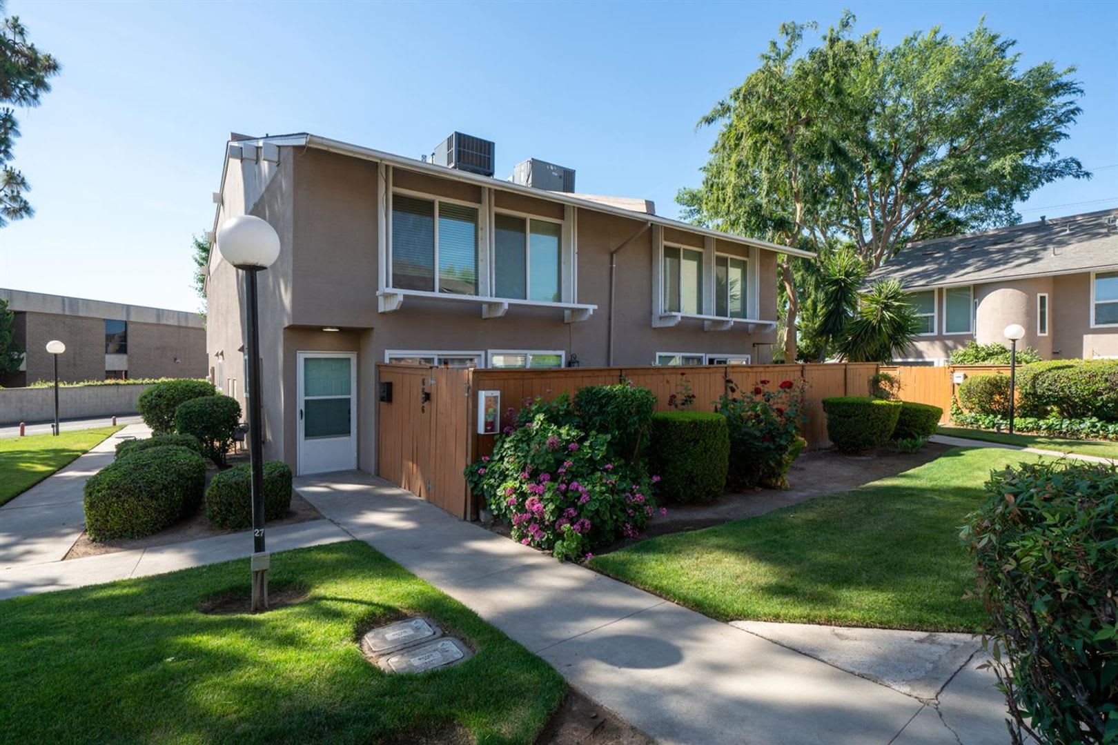 Townhouse in Northeast Fresno – photo 1