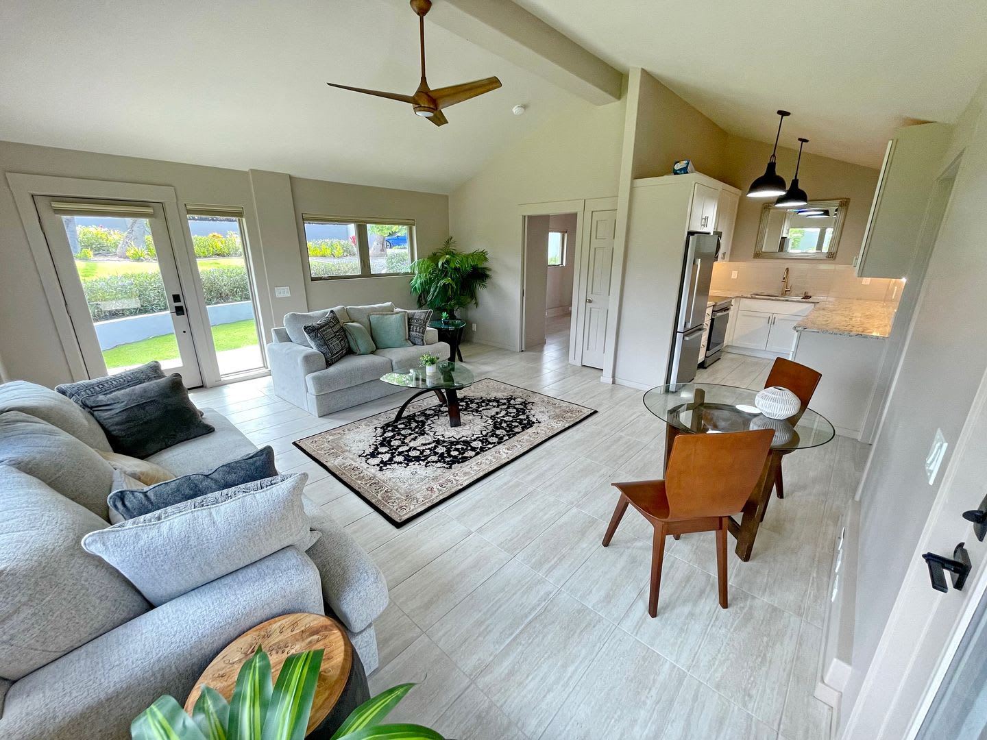 Island Living In A Renovated 2 Bed 2 Bath Unfurnished Maui Meadows Retreat – photo 4