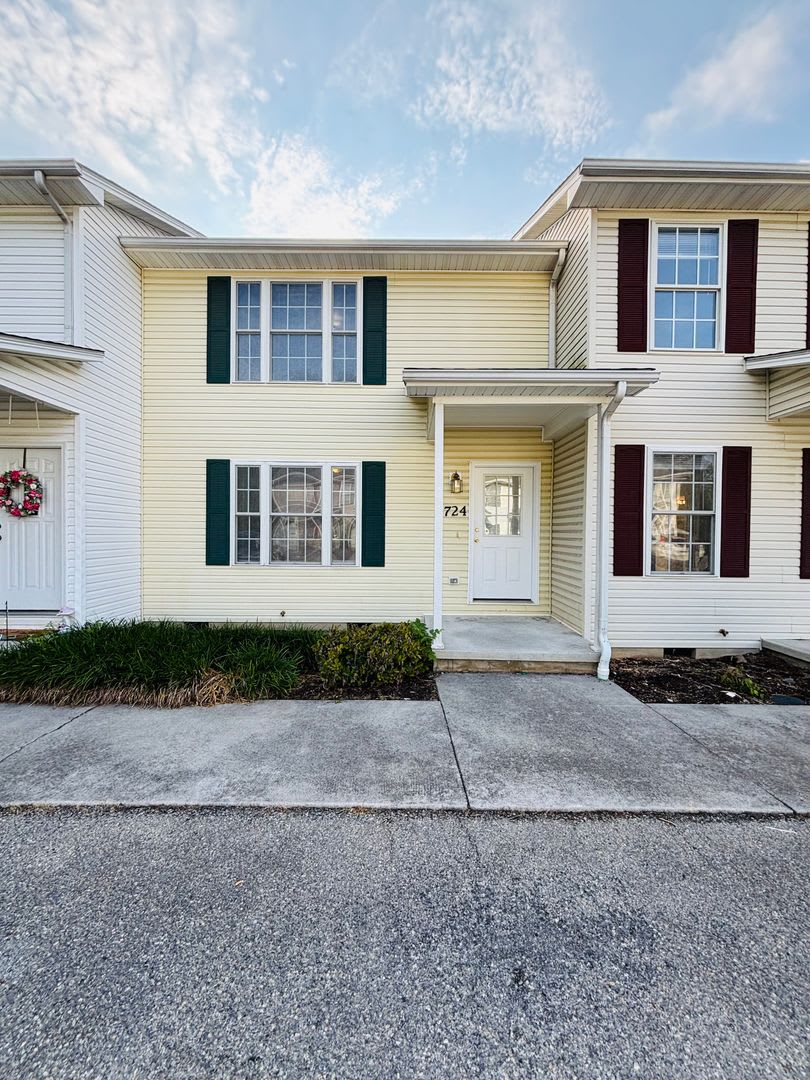 2 Bedroom, 2.5 Bath Townhouse – photo 1