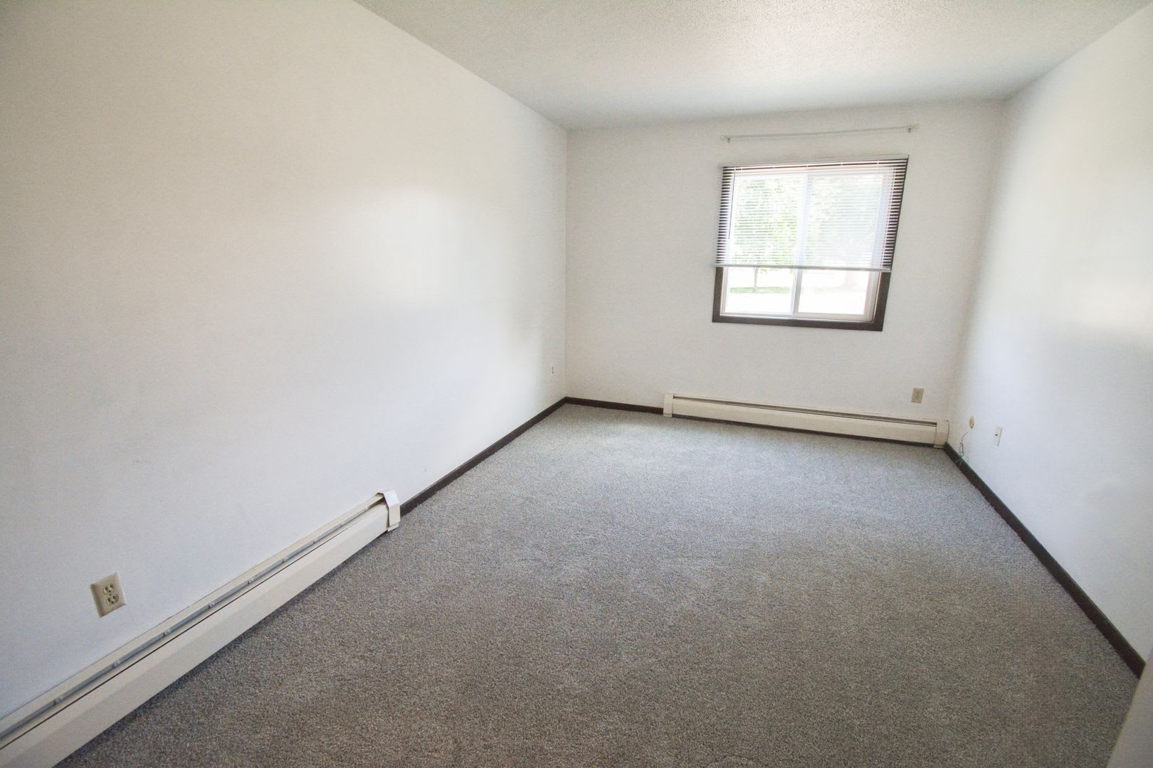 Main floor 2br condo steps from the Douglas Trail! – photo 4