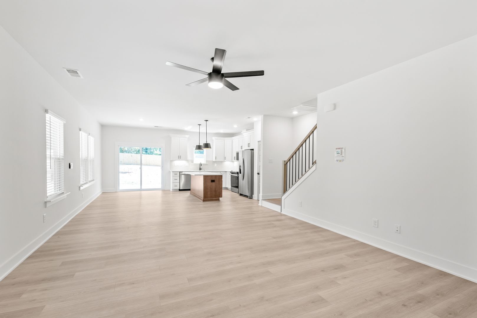 Bright & Modern Townhome in Westerly Hills – photo 3