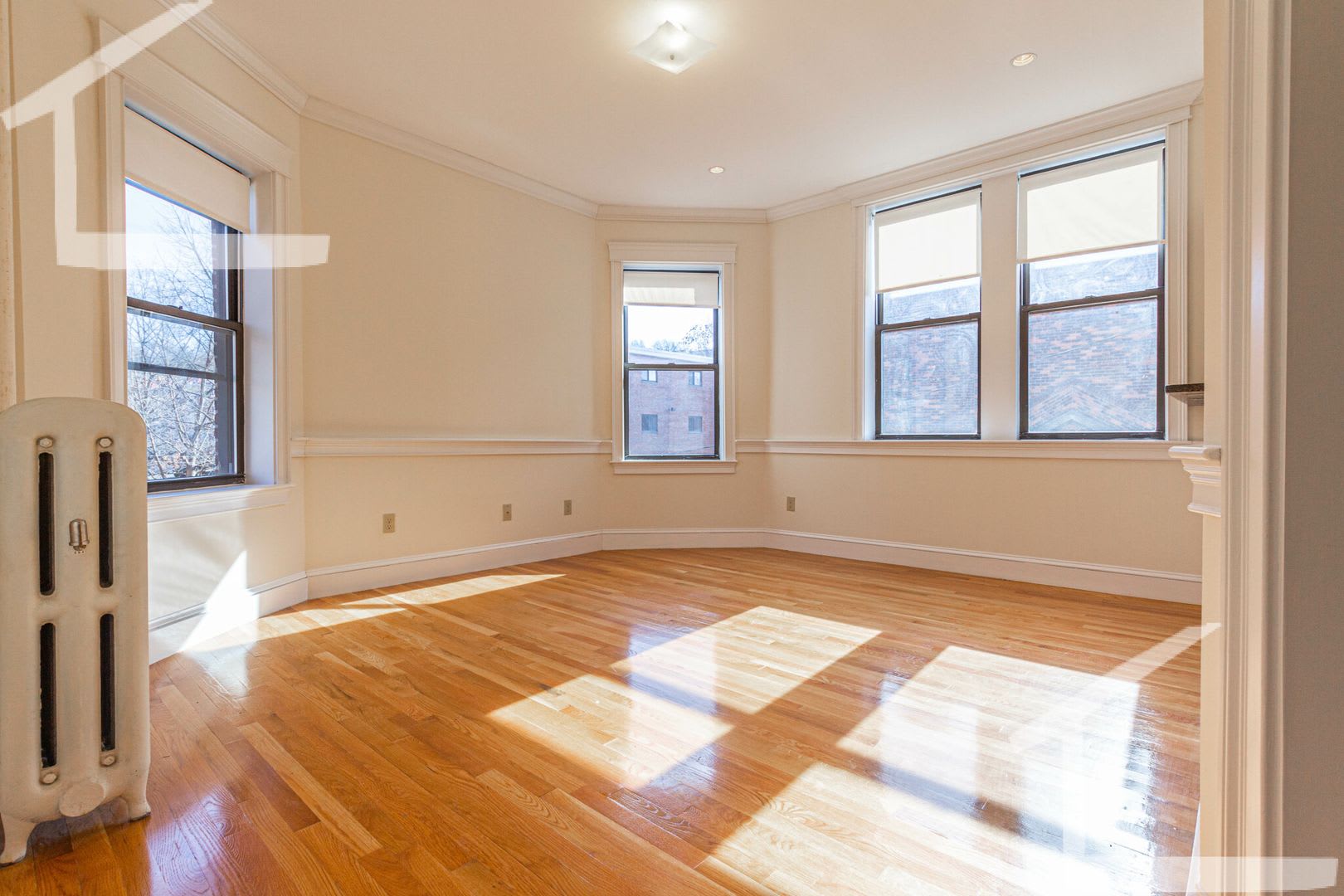 Newly Renovated 2Nd Floor 1 Bed Unit Right Next To The Green Line – photo 4