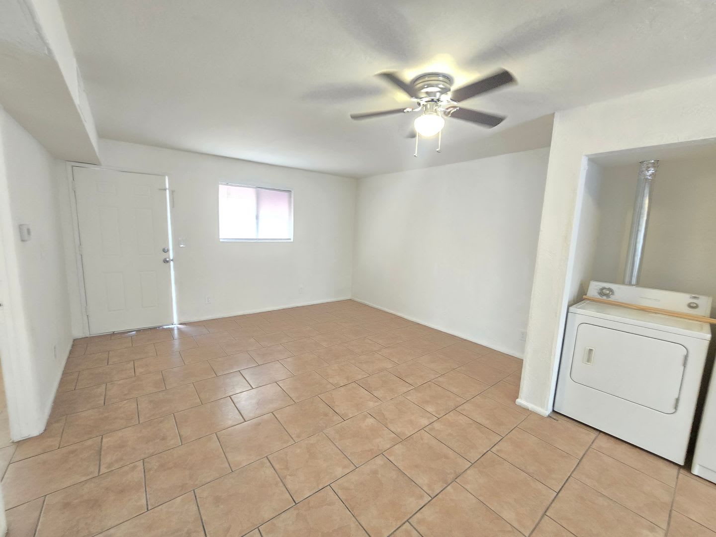 2 bed 1.5 bath UTILITES INCLUDED – photo 2